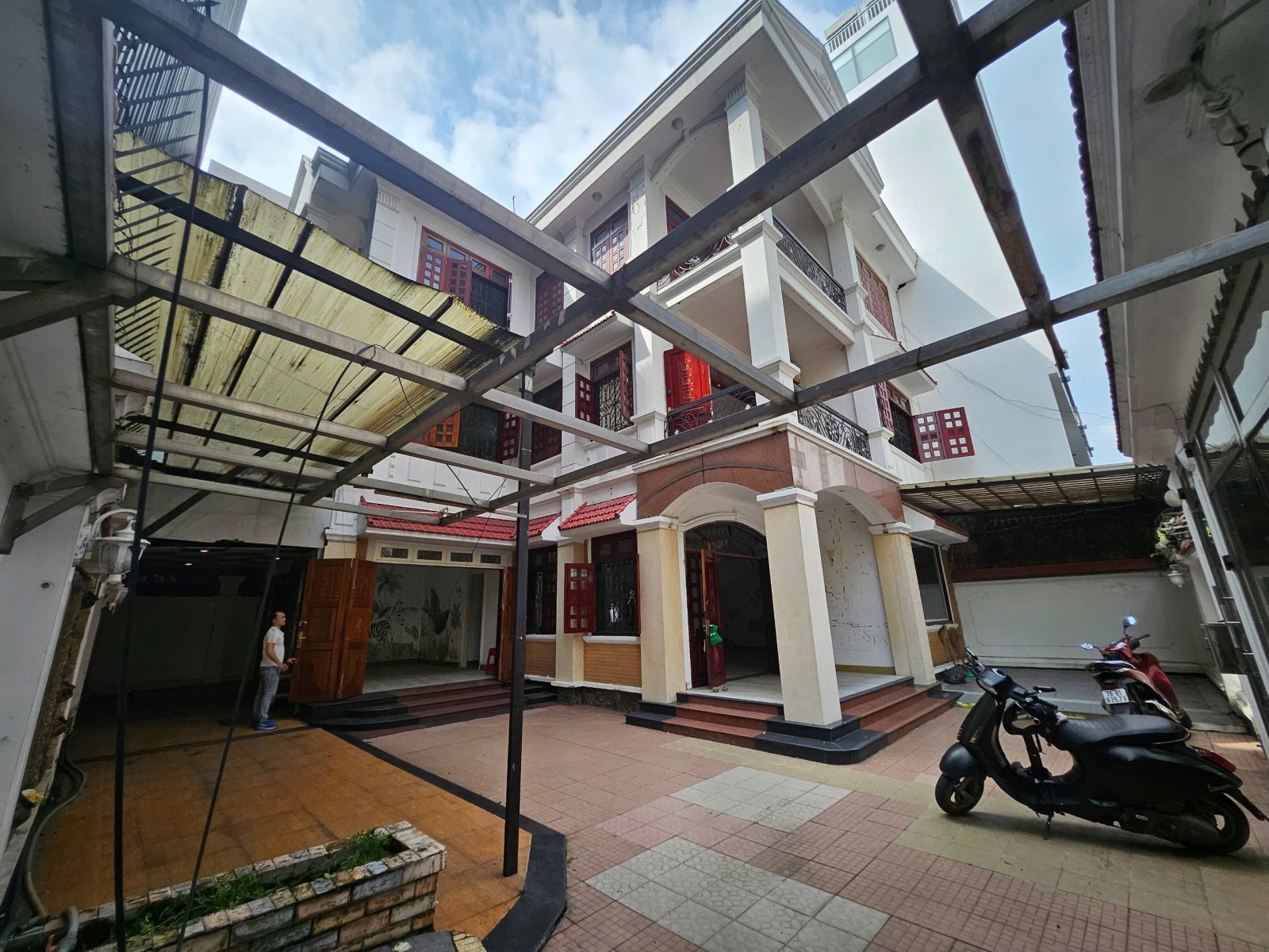 Bán biệt thự mặt tiền Huỳnh Lan Khanh, Tân Bình
